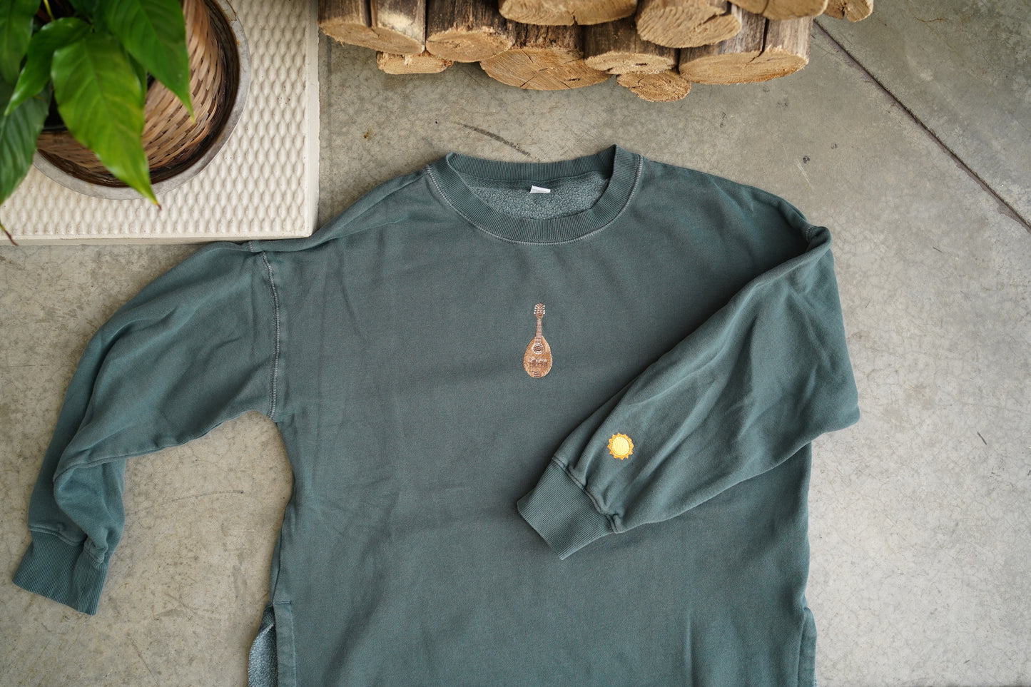 (M) Embroidered Women's Sweatshirt (Teal Sunshine Mandolin)